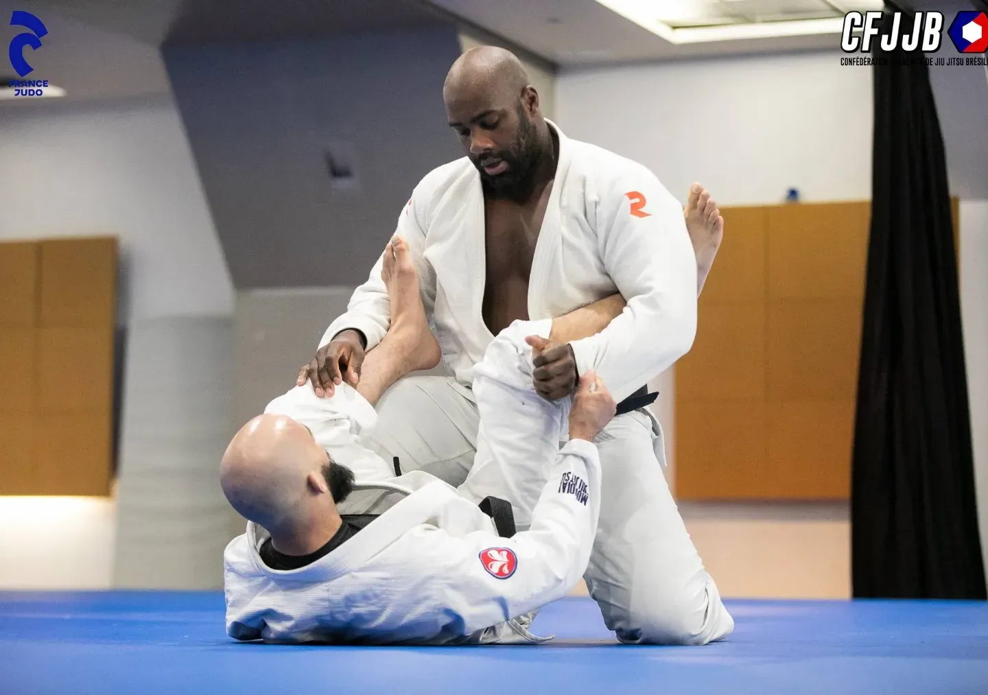 Reda en garde au sol face à un judoka, lors d'un entraînement commun CFJJB et France Judo