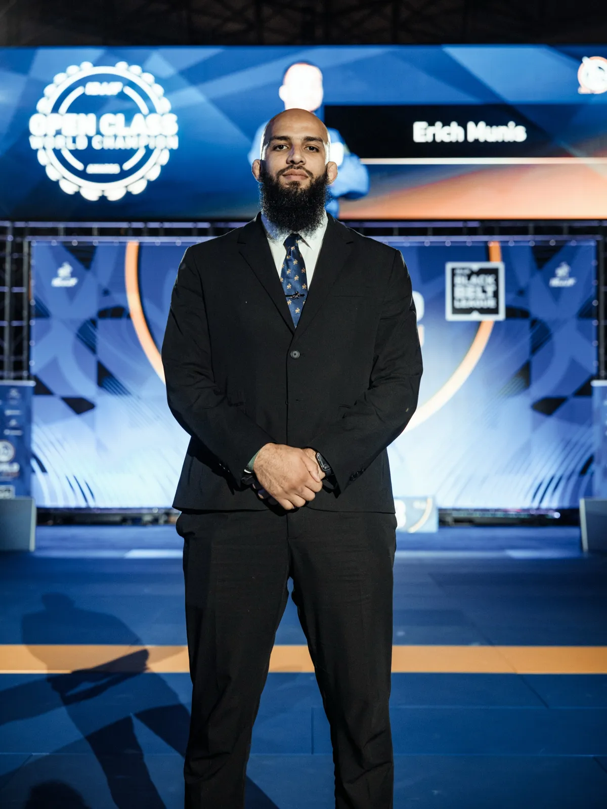Reda Hamzaoui en costume d'arbitre sur la scène d'un championnat IBJJF